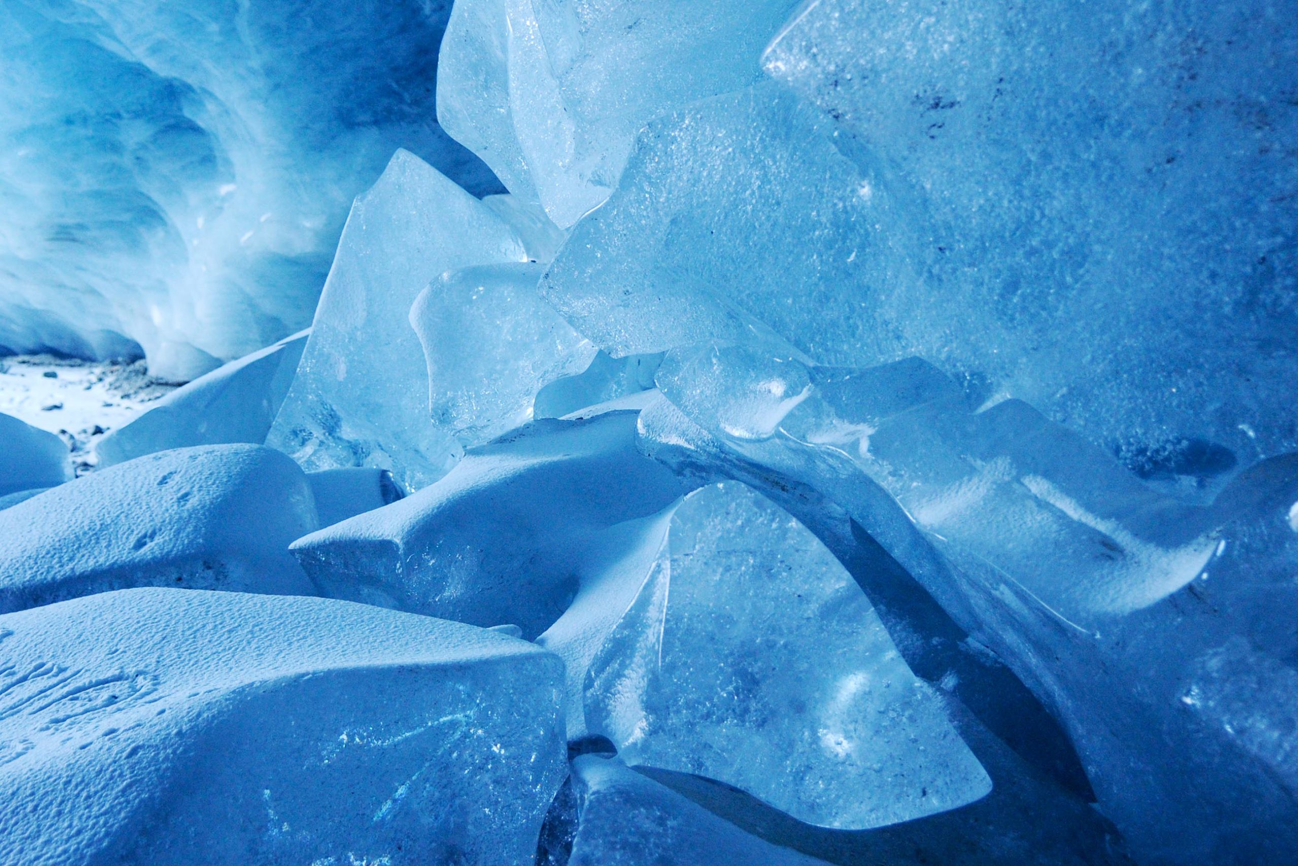 Auf der Suche nach verborgenen Höhlen am Schweizer Zinal Gletscher