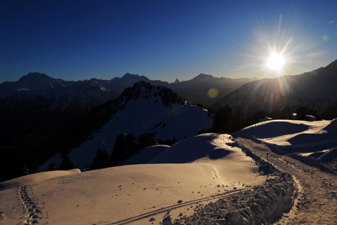 Mit Schneeschuhen unterwegs am Aletsch Schneeschuhwanderung am Aletsch Gletscher in der Schweiz