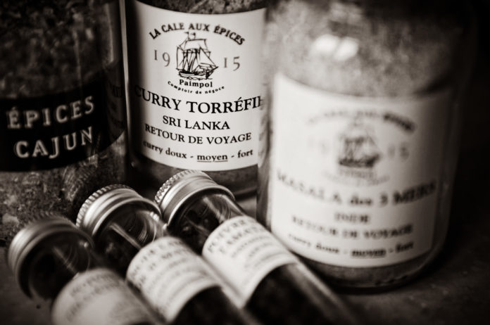 Feinste Gewürze im bretagnischen Paimpol Frankreich, Bretagne: Paimpol ist eine kleine Stadt in der Bretagne, eine mit Seefahrer-Tradition. Die Geschwister Melanie und Christophe Lemaire haben in Paimpol ein feines Geschäft für Gewürze. Hier sieht man Curry aus Sri Lanka. Foto: Oliver Abraham
