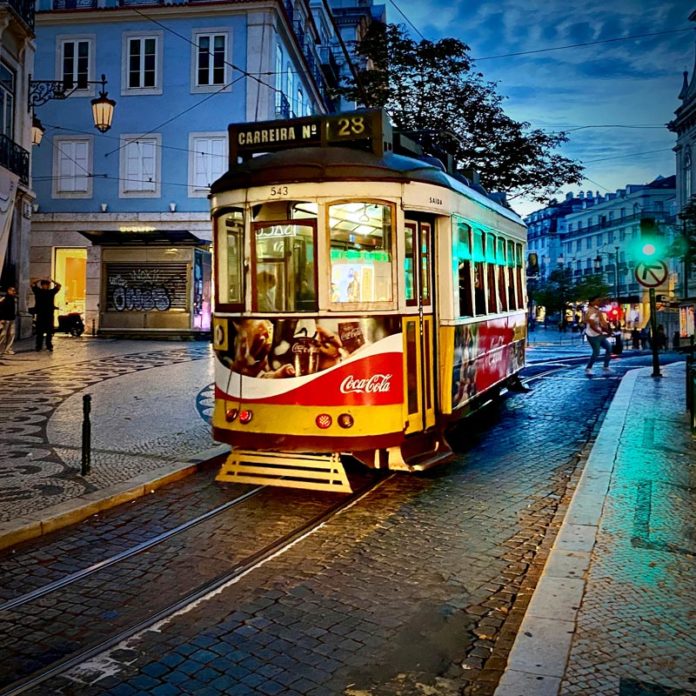 Die Altstadt Lissabons mit der nostalgischen Straßenbahn Tram 28 Tram 28 Lissabon