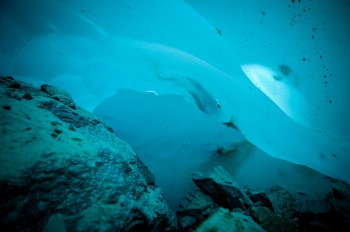 Heiß auf Eis, die Sommerserie, Teil 4: Magische Eishöhlen am Schweizer Aletsch-Gletscher Grosser Aletsch. Wanderleiter Edelbert Ed Kummer führt seine Gäste zu den magischen Eishöhlen.