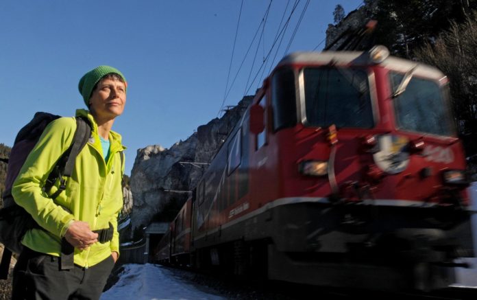 Spektakulär und faszinierend: Eine Schneeschuh-Wanderung in der Schweizer Rheinschlucht Rheinschlucht in der Schweiz, Schneeschuhwanderung mit Wanderleiterin Beatrice. Foto: Oliver Abraham