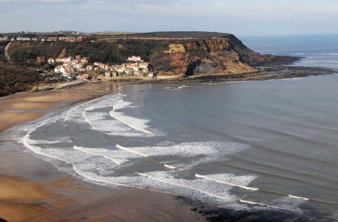 Yorkshire: Wandern an der Küste, der Geist von James Cook und Dinosaurier am Strand Yorkshire, Ostküste England, Grossbritannien. Ein Besuch in Whitby, im Captain Cook Memorial Museum und eine Wanderung entlang des Fernwanderweg Cleveland Way.
