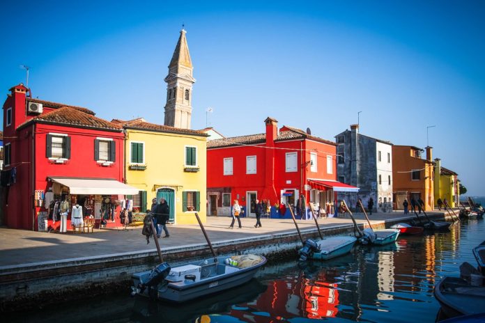 Bunter, knalliger, farbiger: Ein Besuch der Insel Burano, Venedigs kleiner Schwester Burano, eine kleine Insel in der Lagune Venedigs, die vor allem für ihre bunten Häuser bekannt ist. Foto: Mario Vedder