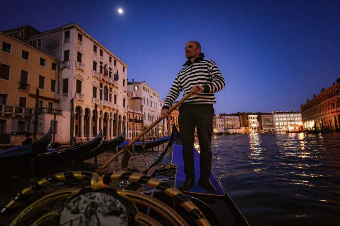 3 Tage Venedig – Geschichte, Kultur, Kunst und Genuß in der Lagunenstadt Venedig, Lagunenstadt in Italien, ein abendliche Bootsfahrt in der Gondel. Foto: Mario Vedder, Quelle: travelling-journal.com