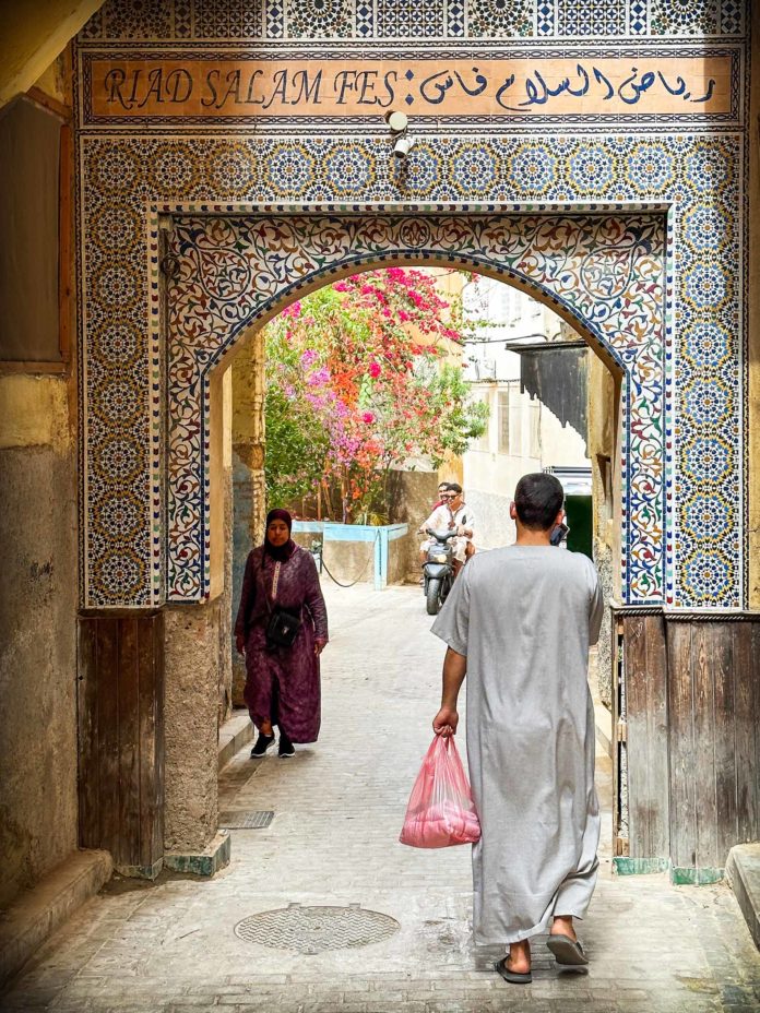 500 Milliliter flüssiges Gold in Fes, gefährliche Jobs, Souks und orientalische Leidenschaft: unterwegs in Marokkos ältester Königsstadt Eine besonders schönes und luxuriöses Riad ist das Riad Salam in Fès. Die meisten dieser Unterkünfte befinden sich allerdings hinter weitaus schlichteren Türen. Foto: Mario Vedder