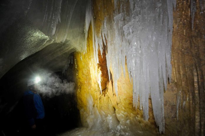 Heiß auf Eis, die Sommerserie 2023, Teil 1: Die Schellenberger Eishöhle – wo Millionen von Eiskristallen tief im Berg glitzern Die Schellenberger Eishöhle in der Nähe von Berchtesgaden. Foto: travelling-journal.com/Oliver Abraham