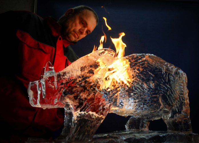 Eiskünstler fackelt bei Minus 22 Grad mit Flammen vergängliche Kunst (Heiß auf Eis 2023, Teil 2) Eiskünstler Joachim Knorra. Foto: Oliver Abraham.