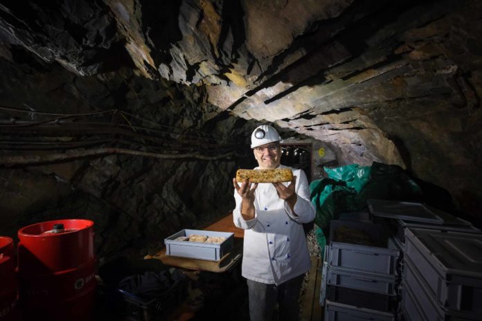 Christstollen aus dem Stollen – Meister Liese lagert seine Stollen im Bergwerk Ramsbeck Konditormeister Jörg Liese zeigt rund 1300 Meter tief im Berg einen Stollen. Foto: Mario Vedder