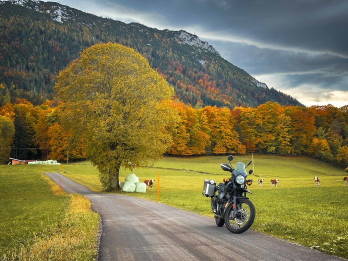 Indisch-Bayerisches Rendezvous: Royal Enfield Roadtrip auf der Deutschen Alpenstraße Roadtrip mit der Royal Enfield Himalayan entlang der Deutschen Alpenstrasse. Die älteste Deutsche Ferienstrasse führt 484 Kilometer durch Bayern vom Bodensee zum Königssee. Foto: Mario Vedder