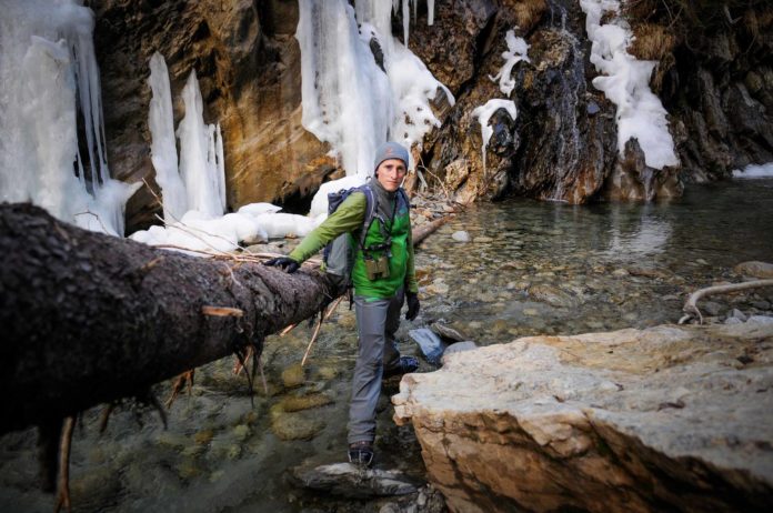 Ausnahmeziel im frostigen Winter: Stille Wanderung zu spektakulären Eisfällen in den Hohen Tauern Nationalpark-Ranger Andreas Baldinger vor den Krimmer Eisfällen. Foto: Oliver Abraham