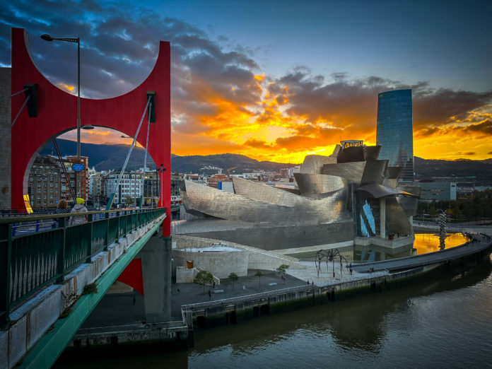 Geheimtipp Baskenland – Roadtrip durch den wilden Norden Spaniens Blick auf die Puenta La Salve und das Guggenheim-Museum in Bilbao. Foto: Mario Vedder