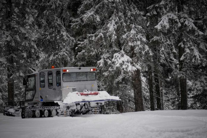 Mit dem Pistentaxi durch Raum und Zeit – winterliche Idylle im Kettenfahrzeug Der „Husky“ wartet in der Winterlandschaft im Nationalpark Hohe Tauern. Foto: Oliver Abraham