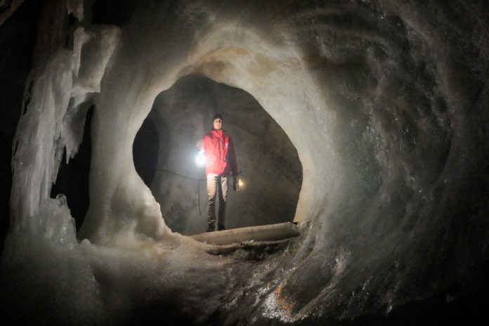 Der Schlund zur kalten Unterwelt – eisiger Hauch aus der Eisriesenwelt Das Höhlensystem der Eisriesenwelt in Österreich umfasst bisher 42 bekannte Kilometer und gilt mit ihren Hallen und Gängen als die größte Eishöhle der Welt. Foto: Oliver Abraham