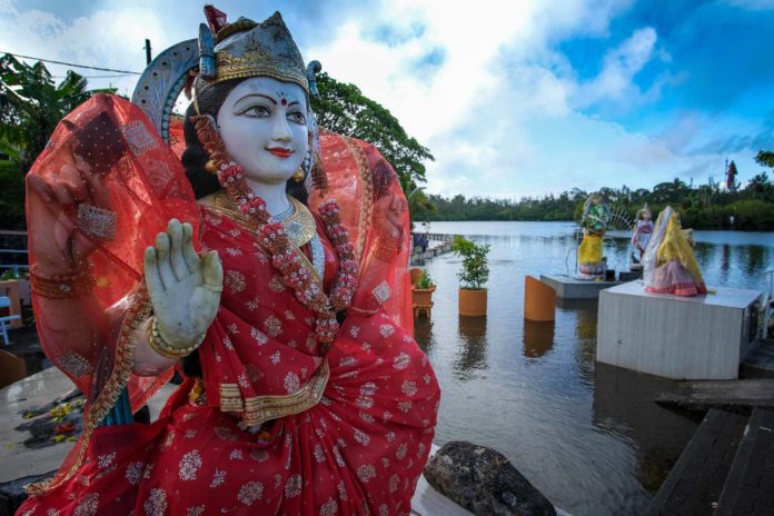 Mauritius – Paradies im Indischen Ozean Die größte hinduistische Pilgerstätte außerhalb Indiens liegt am Kratersee „Grand Bassin“. Foto: Mario Vedder