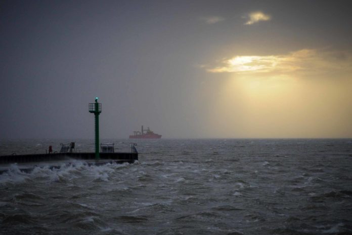 Lichter am Meer: Eine Reise nach Borkum und die Geheimnisse der Seezeichen Ein paar letzte Sonnenstrahlen vor Borkum bahnen sich ihren Weg zur See. Foto: Oliver Abraham