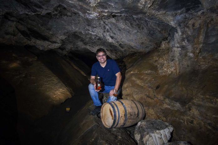 Die Veleda-Höhle in NRW: Whisky, Mythen und faszinierende Entdeckungen Bäcker- und Konditormeister Jörg Liese aus Bestwig lagert gelegentlich Whisky in der Veleda-Höhle. In der Höhle herrschen ideale Bedingungen zur Reifung des Whisky. Foto: Mario Vedder