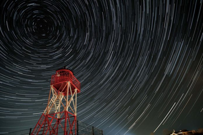 Borkum: Wo die Nacht zum leuchtenden Erlebnis wird – Sterne, Meer und die Magie der Dunkelheit André Thorenmeier macht mit seiner Fotografie des nächtlichen Sternenhimmels über Borkum die Bewegung der Erde sichtbar. Foto: André Thorenmeier/www.andrethorenmeier.com