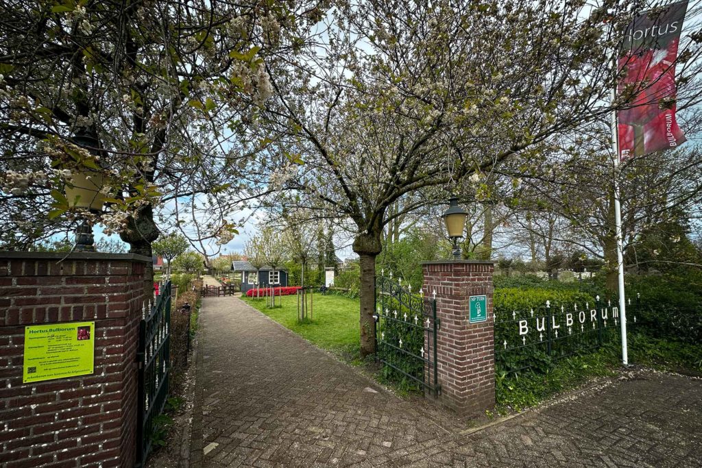 Der Eingang zum Hortus Bulborum im Ort Limmen (Gemeinde Castricum), nördlich von Amsterdam. Foto: Mario Vedder