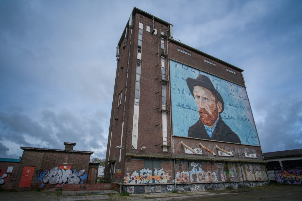 Ein Porträt des Künstlers Vincent van Gogh in Drenthe auf einem alten Industriegebäude. Foto: Mario Vedder