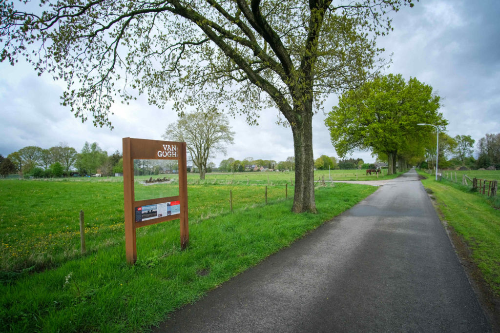 Transparente Schautafeln zeigen eine Idee vom früheren Landschaftsbild. Foto: Mario Vedder