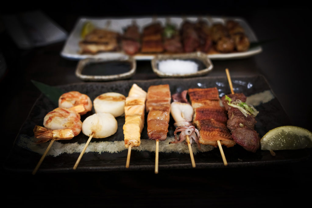 Die Spezialität im Restaurant „Kushi-Tei of Tokyo“: kleine Grillspieße „Kushiyaki“, direkt vom Holzkohlegrill, Foto: Mario Vedder