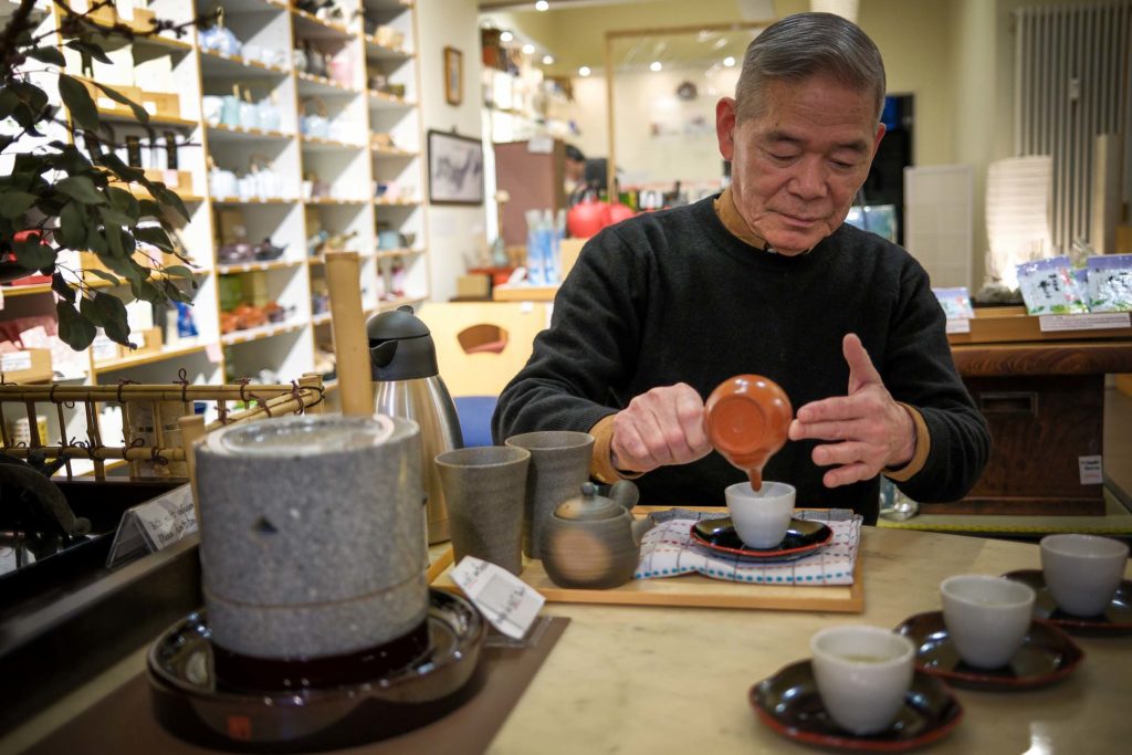 Herr Yoshimatsu berichtet vom Tee-Anbau in seiner Heimat, lädt zur Teezeremonie in seinem feinen Geschäft „kyoto by japan art deco“ ein. Foto: Mario Vedder