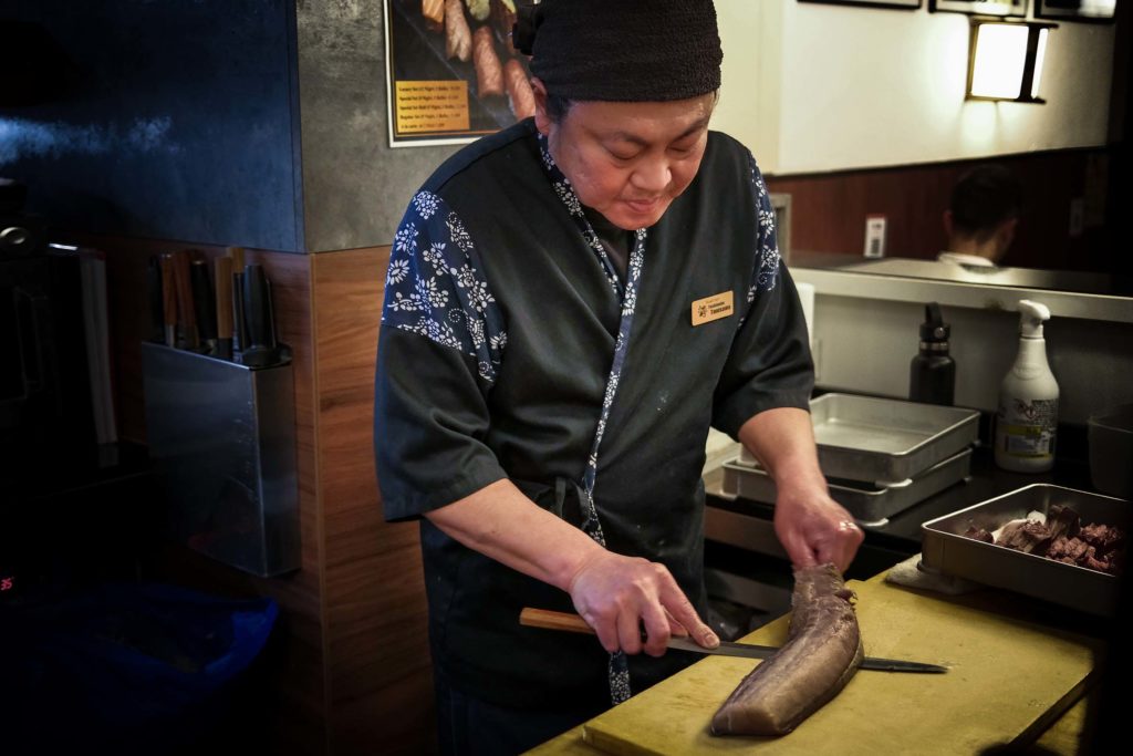 Fisch wird frisch zubereitet m Restaurant „Kushi-Tei of Tokyo“. Foto: Mario Vedder