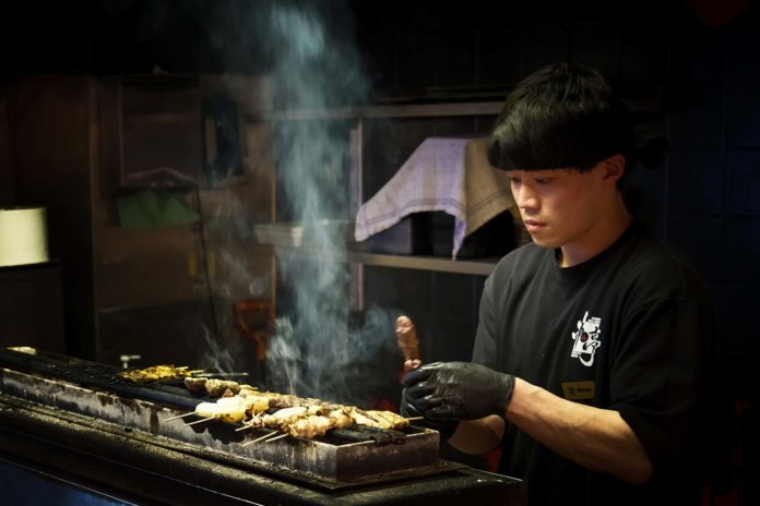 Little Tokyo in Düsseldorf: Kulinarische Entdeckungsreise durch Japans Kultur Little Tokyo in Düsseldorf: Im Restaurant „Kushi-Tei of Tokyo“ kommen die kleinen Grillspieße „Kushiyaki“ direkt vom Holzkohlegrill, Foto: Mario Vedder