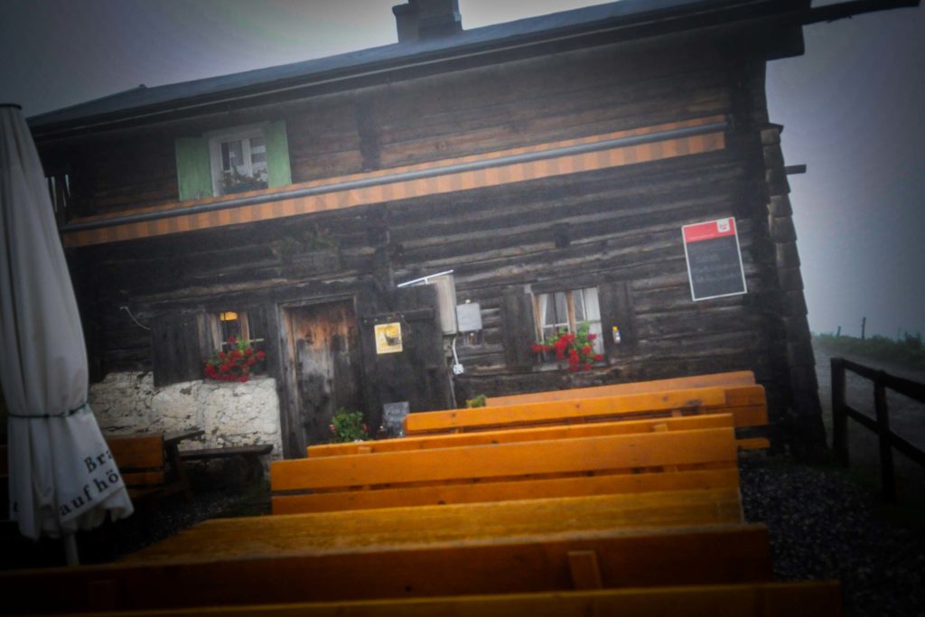 Kein Wetter für die Aussengastro: Regen auf der Moosalm. Fotos: Oliver Abraham