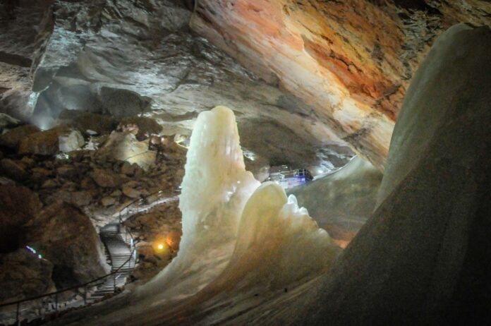 Dachstein Rieseneishöhle Hallstatt: Ein eisiges Naturwunder im Salzkammergut Die Eisformationen in der Dachstein Rieseneishöhle sind einem ständigen Prozess von Werden und Vergehen unterworfen. Foto: Oliver Abraham