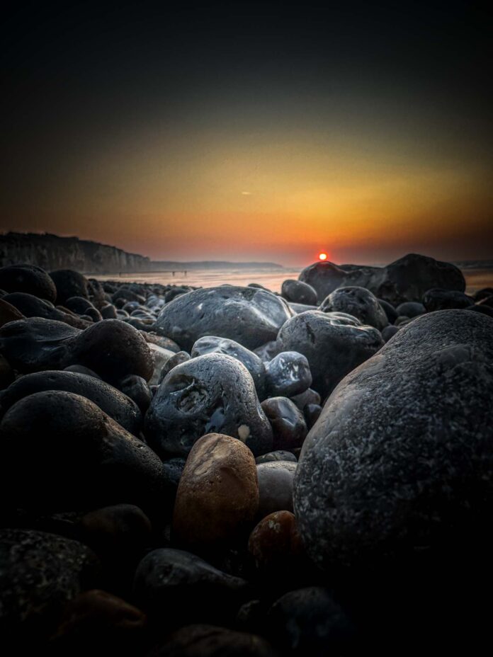 Dieppe & Le Pollet in der Normandie: Raue, ehrliche Anker an der Alabasterküste Steine am Strand von Dieppe. Foto: Mario Vedder
